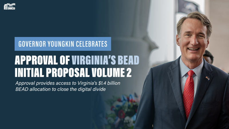 Larawan ni Gov. Youngkin na nakangiti sa isang bughaw na terno at pulang kurbata. Mababasa sa teksto: "Ipinagdiriwang ni Gobernador Youngkin ang Pag-apruba sa Inisyal na Panukalang Volume 2 ng BEAD ng Virginia - Ang pag-apruba ay nagbibigay ng akses sa $1.4 bilyong alokasyon ng BEAD ng Virginia upang tulay ang digital divide"