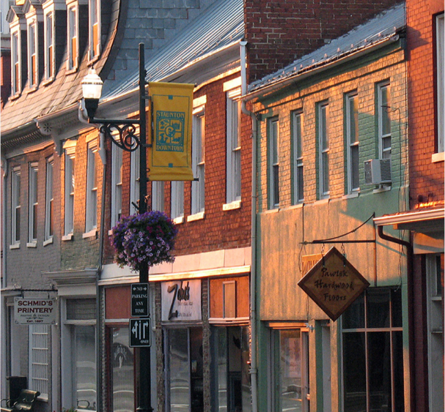Iba't ibang brick storefront sa kahabaan ng main street